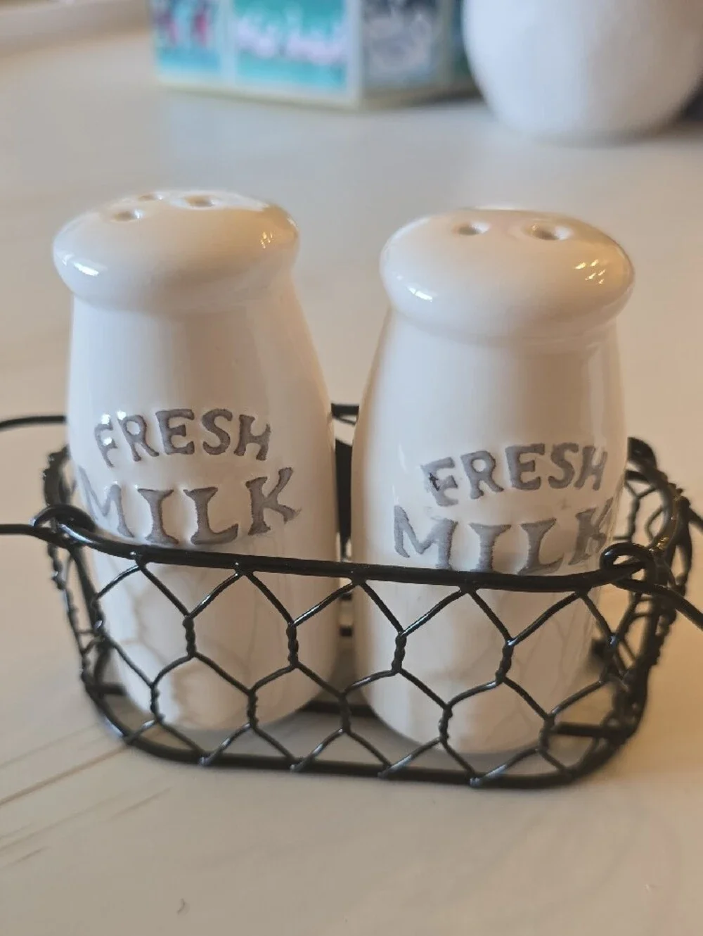 New Cracker Barrel Milk Bottle Salt and Pepper Shakers Set with Wire Basket